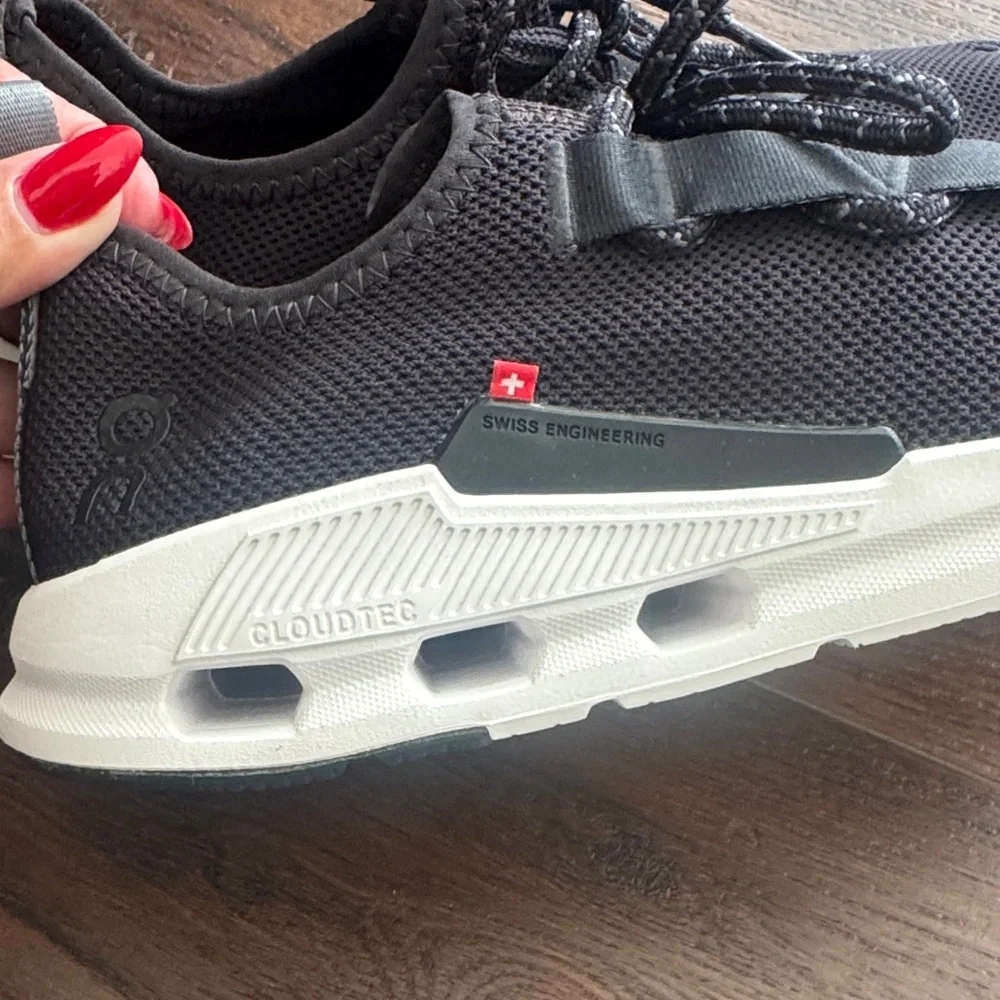 On Running Cloudeasy Men's Black and White Sneakers. No Box